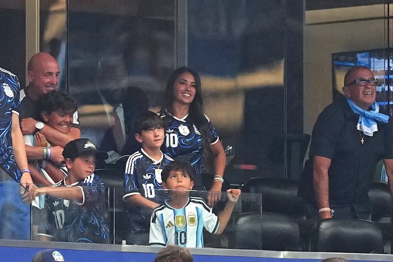 Antonela Roccuzzo, la esposa de Lionel Messi, con sus hijos al final de la victoria de Argentina por 2-0 ante Austria en el Grupo J del Mundial, el lunes 22 de junio de 2026, en Arlington, Texas. (AP Foto/Julio Cortez)