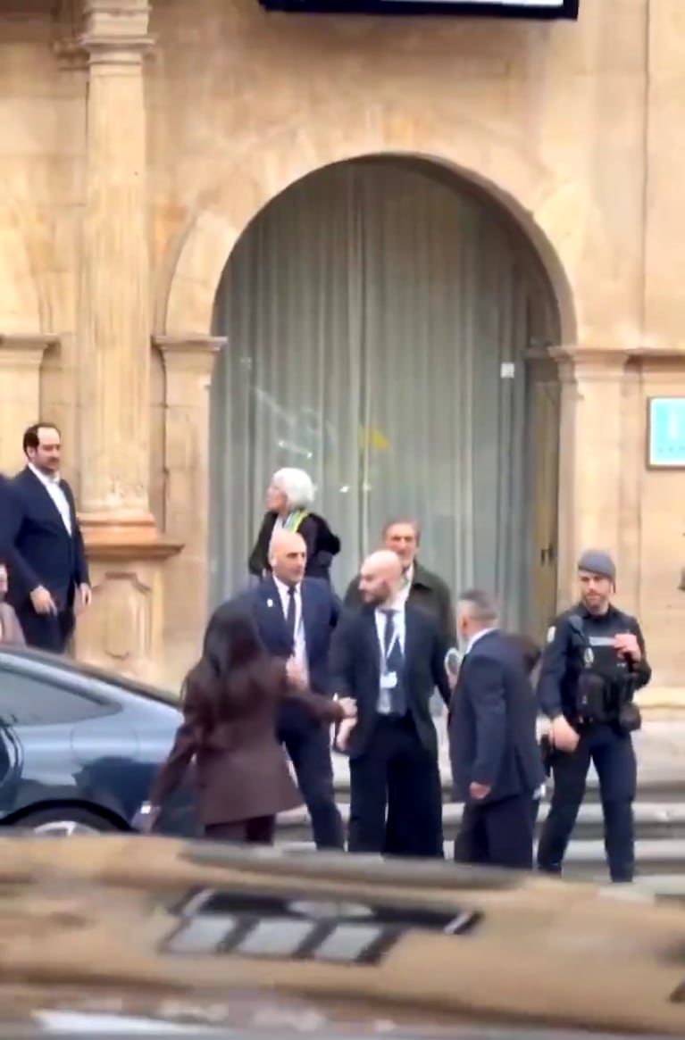 Antonela Roccuzzo le pidió a los guardias de Lionel Messi con un simple gesto que lo dejaran pasar al pequeño niño para que le firmara los botines (Foto: captura de X/@goat10R).