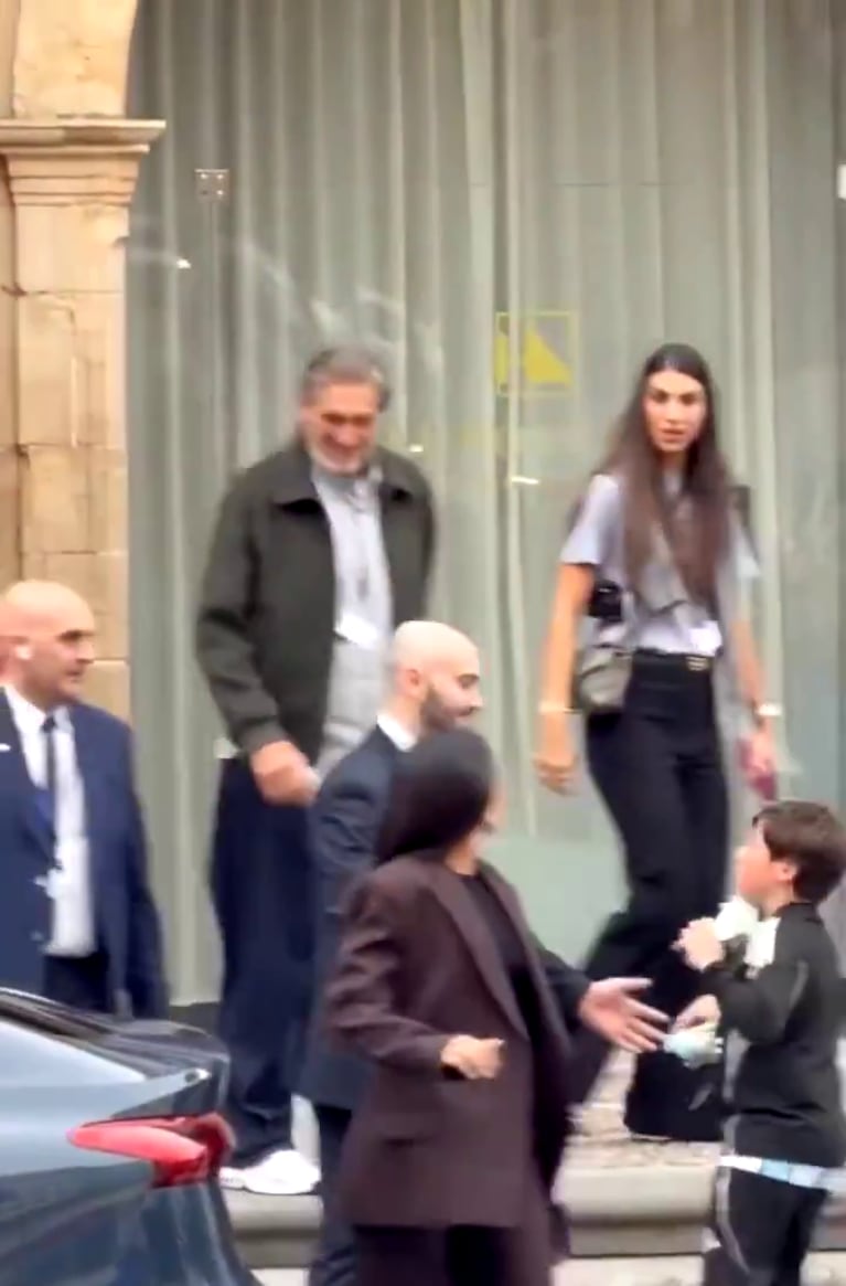 Antonela Roccuzzo le pidió a los guardias de Lionel Messi con un simple gesto que lo dejaran pasar al pequeño niño para que le firmara los botines (Foto: captura de X/@goat10R).