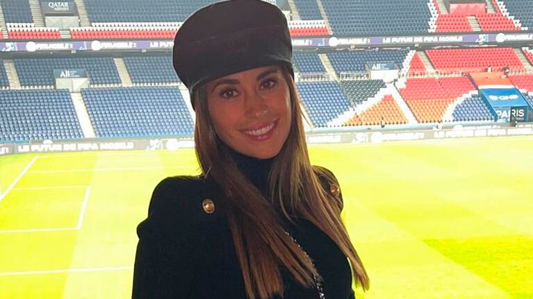 Antonela Roccuzzo lució look total black, mini, boina y cartera de Chanel: los elogios de Messi y Lali