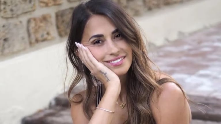 Antonela Roccuzzo mostrando su biblioteca personal en su primer video de TikTok. — Fuente: captura de TikTok @antonelaroccuzzo