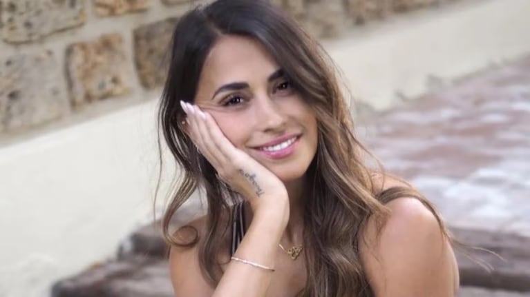 Antonela Roccuzzo mostrando su biblioteca personal en su primer video de TikTok. — Fuente: captura de TikTok @antonelaroccuzzo