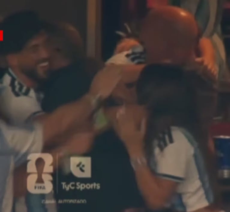Antonela Roccuzzo, muy emocionada durante la semifinal ante Inglaterra. Fuente: Captura TyC Sports