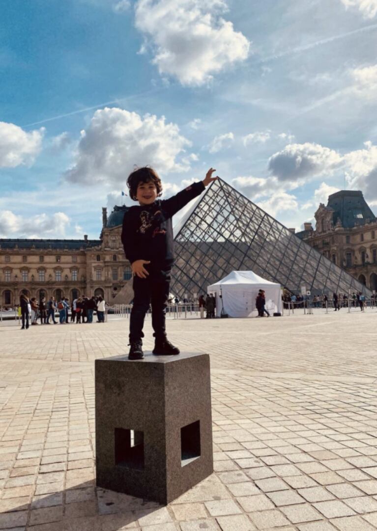 Antonela Roccuzzo paseó con sus hijos en París y le dedicó un romántico mensaje a Messi: "Extrañándote mucho"