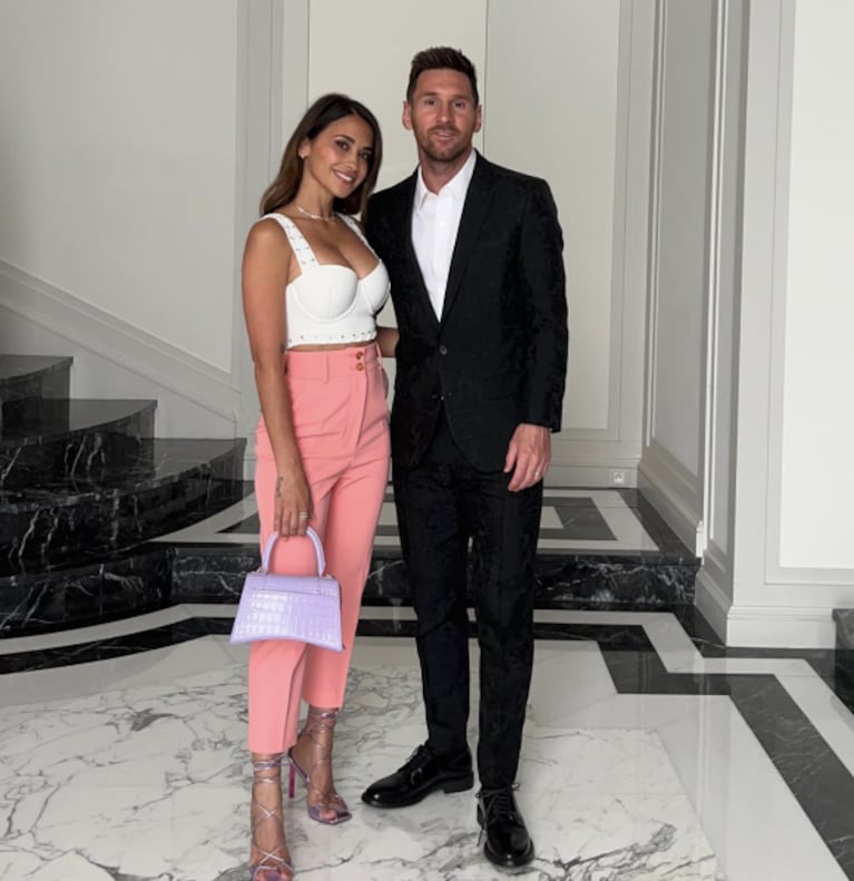 Antonela Roccuzzo sorprendió junto a Lionel Messi con su look en una gala solidaria