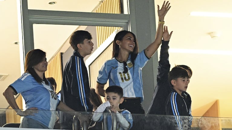 Antonela Roccuzzo, sus hijos y la mamá de Messi en la emotiva despedida del capitán de la Selección argentina