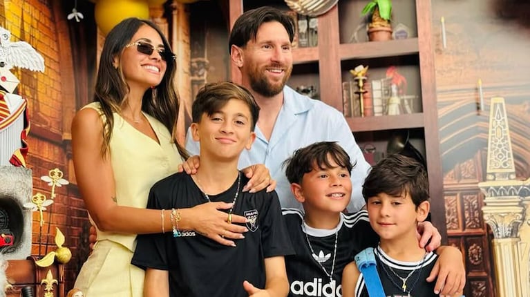 Antonela Roccuzzo y Lionel Messi con sus hijos. Foto: Instagram @antonelaroccuzzo