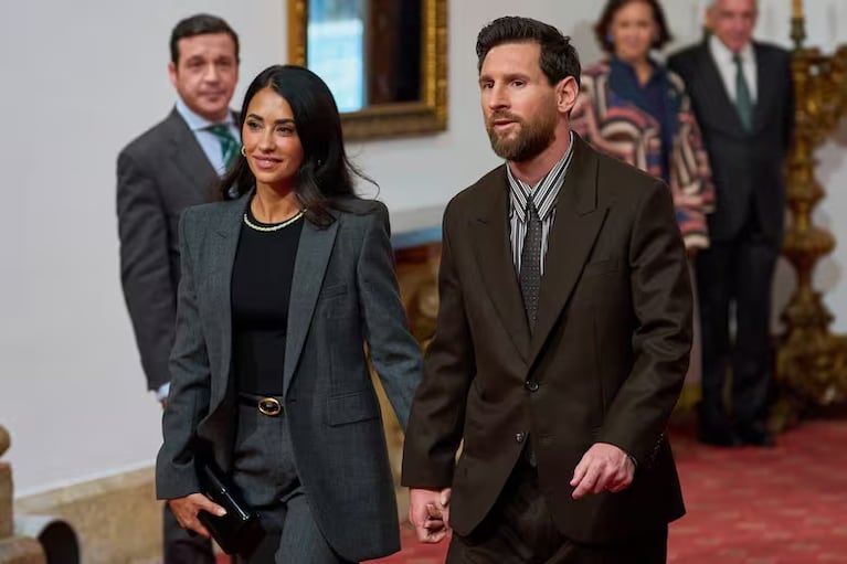 Antonela Roccuzzo y Lionel Messi en España (Foto: AP)