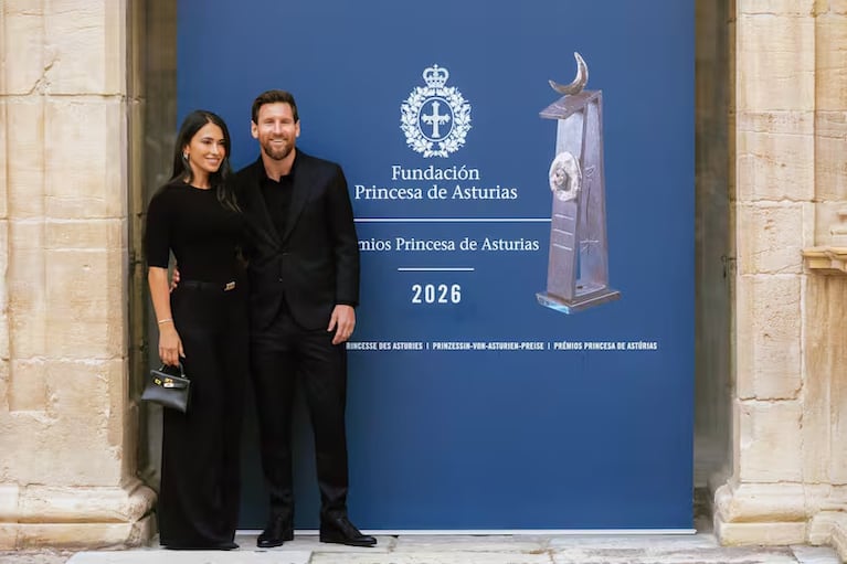 Antonela Roccuzzo y Lionel Messi en Oviedo (Foto: Instagram)