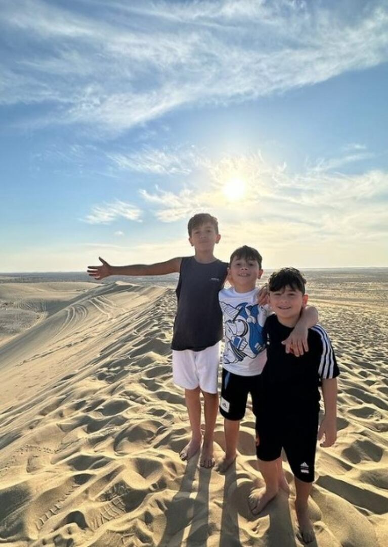 Antonela Roccuzzo y sus hijos disfrutaron del atardecer en el desierto de Qatar