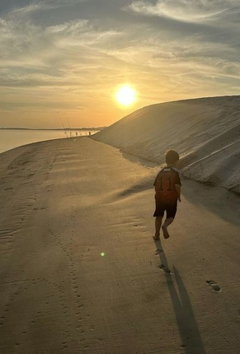 Antonela Roccuzzo y sus hijos disfrutaron del atardecer en el desierto de Qatar
