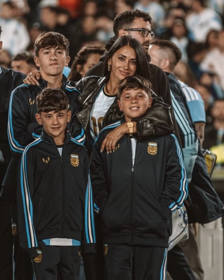 Antonela Roccuzzo y sus hijos en la despedida de Lionel Messi de la Selección argentina en el Monumental (Foto: Instagram).