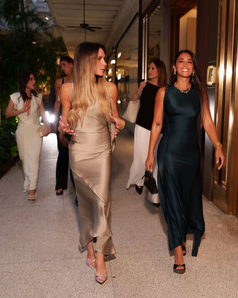Antonela Roccuzzo y Victoria Beckham, sonrientes durante la cena, en una imagen que reflejó la cercanía entre ambas. Foto: Instagram @victoriabeckham