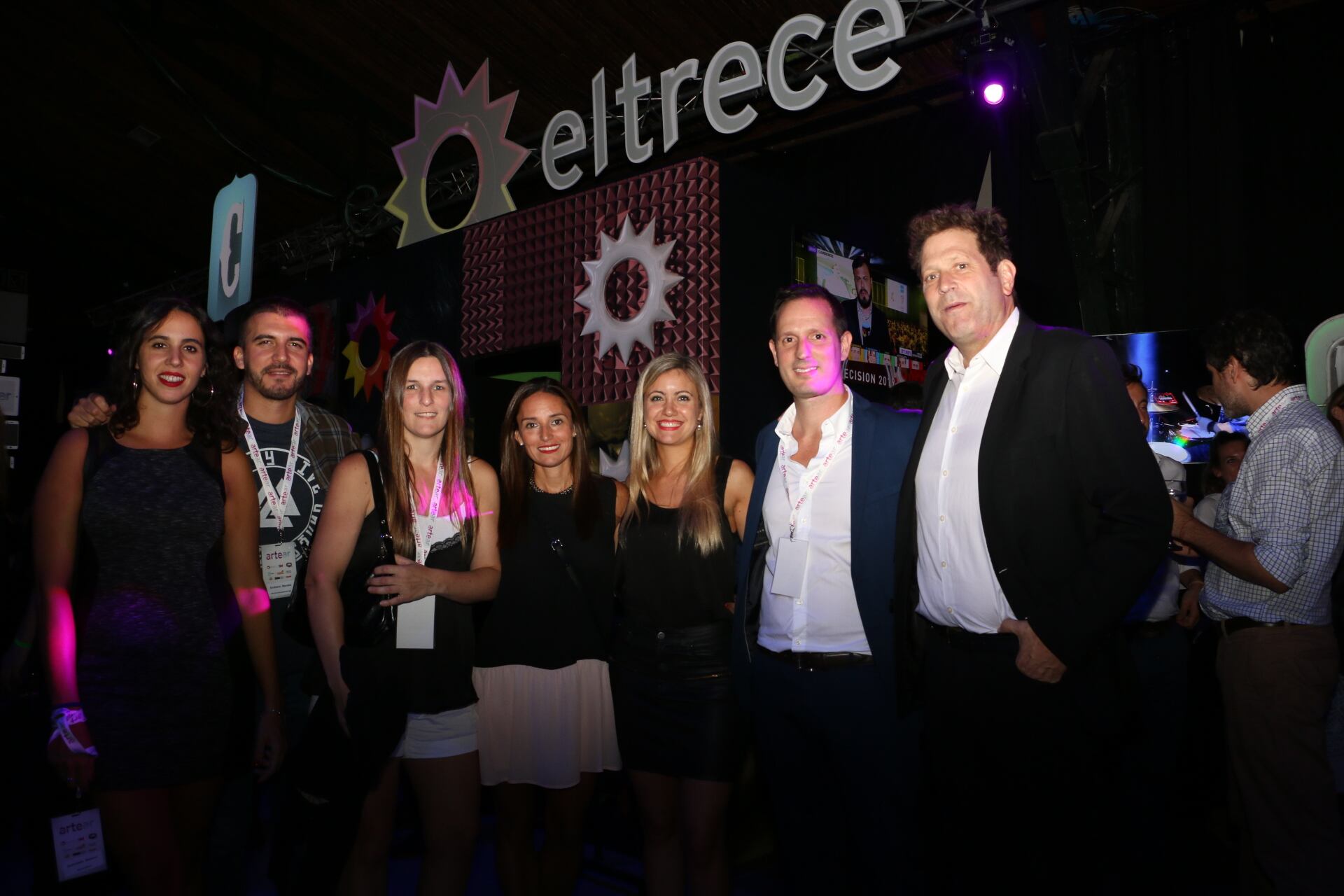 Antonella Marano, Emiliano Mendes, Romina Fernández, Erika Mc Donogh y Florencia Ciani, de Movistar, junto al gerente de Ventas Digital de Artear, Ignacio Prez y Bebe Contempomi. (Foto: Movilpress)