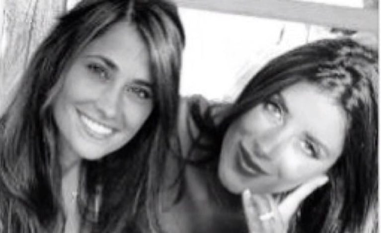 Antonella Roccuzzo con Dani, su amiga y mujer de Cesc Fàbregas. Cumbre de diosas. (Foto: @antoroccuzzo88)
