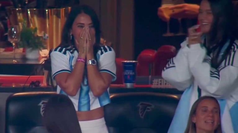Antonella Roccuzzo en la tribuna de Argentina - Inglaterra (captura TyC Sports)