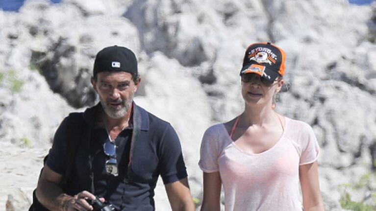 Antonio Banderas, enamorado de su joven novia Nicole Kimpel en la Costa Azul francesa. (Foto: Grosby Group)