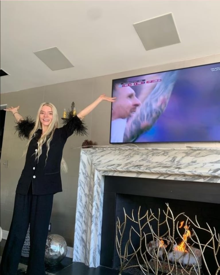 Anya Taylor-Joy celebrando junto a la imágen de Messi Fuente: Instagram.