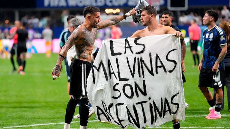 AP | 15/07/2026 @ 18:44 . Argentina's Giovani Lo Celso holds a banner with the words "The Malvinas are Argentine", referring to the Falkland Islands, while teammate Argentina's Nicolas Otamendi gestures to him, at the end of the World Cup semifinal soccer match between England and Argentina in Atlanta, Wednesday, July 15, 2026. (AP Photo/Rebecca Blackwell)