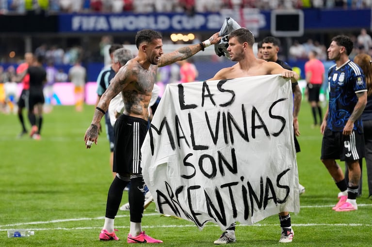 AP | 15/07/2026 @ 18:44  . Argentina's Giovani Lo Celso holds a banner with the words "The Malvinas are Argentine", referring to the Falkland Islands, while teammate Argentina's Nicolas Otamendi gestures to him, at the end of the World Cup semifinal soccer match between England and Argentina in Atlanta, Wednesday, July 15, 2026. (AP Photo/Rebecca Blackwell)