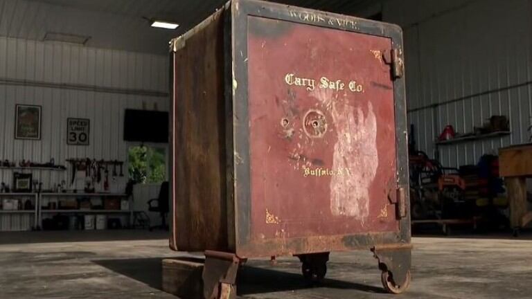Aparece una caja fuerte abandonada en una granja con un misterioso mensaje 