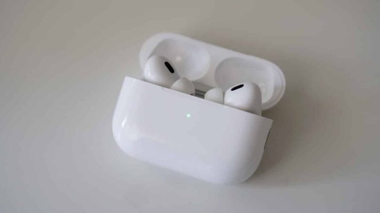 Apple actualiza la patente de un estuche de carga para AirPods: por qué mejora la interacción con Siri