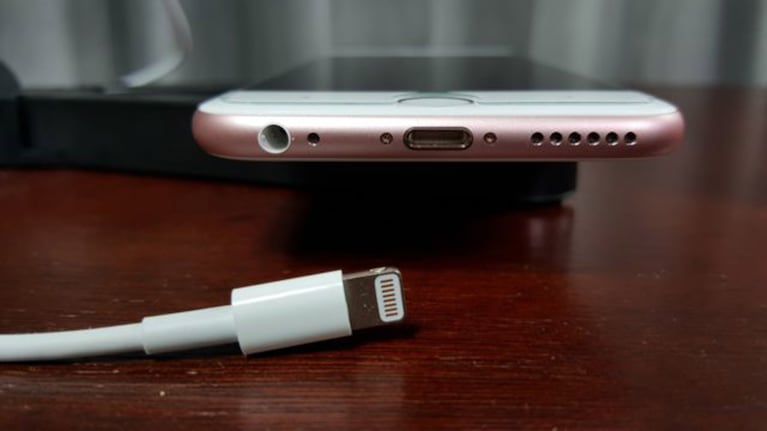 Apple está pensando en eliminar el puerto de carga en el iPhone