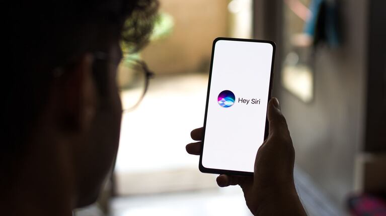 Apple mejorará Siri con IA avanzada para controlar funciones de aplicaciones.

