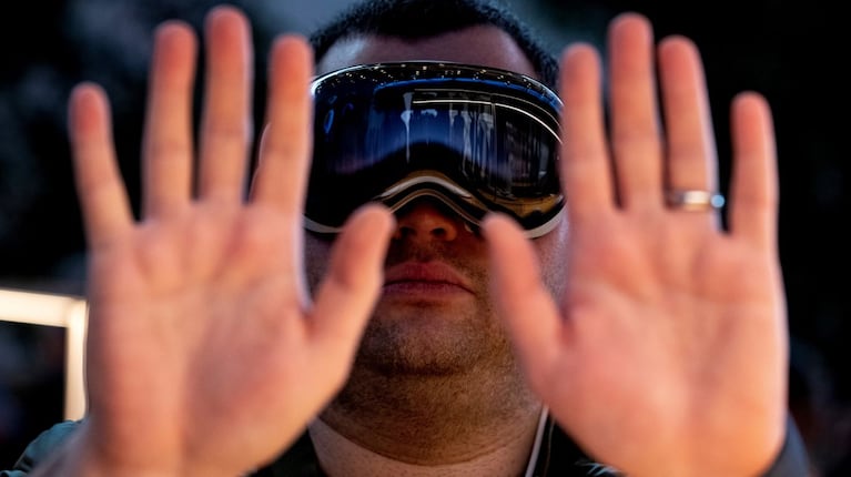 Apple Vision Pro debutó en el mercado a inicios de febrero. (Foto: EFE/EPA/ETIENNE LAURENT)