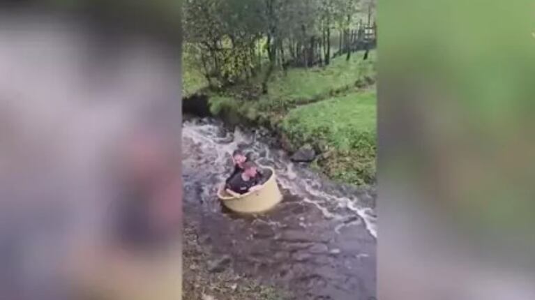 Aprovechan las lluvias e inundaciones para tirarse río abajo dentro de un barril