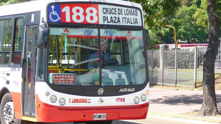 Apuñalan a un colectivero y le dejan un cuchillo clavado en el rostro durante un asalto