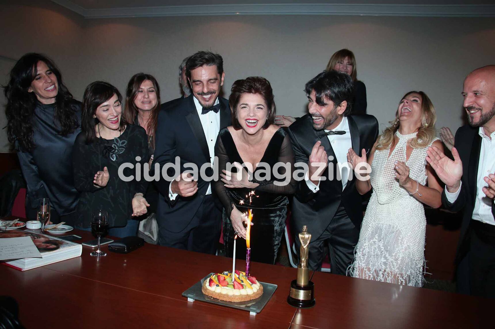 Araceli festejó sus 50 rodeada de su amor y amigos tras los Martín Fierro (Fotos: Movilpress).