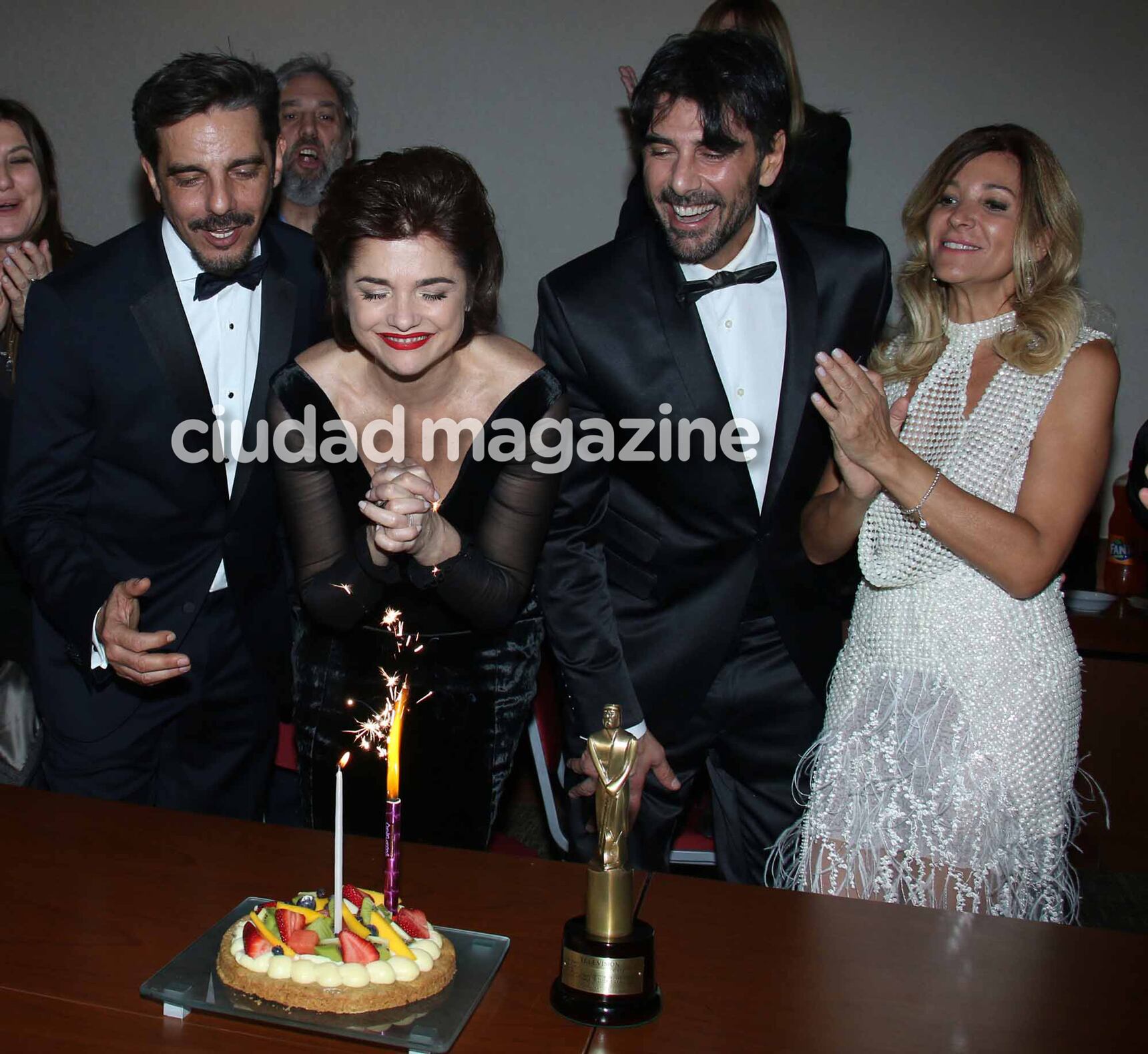 Araceli festejó sus 50 rodeada de su amor y amigos tras los Martín Fierro (Fotos: Movilpress).