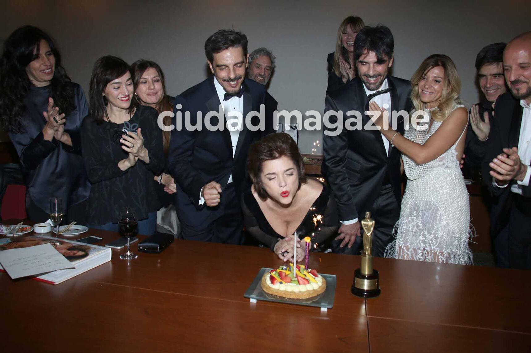 Araceli festejó sus 50 rodeada de su amor y amigos tras los Martín Fierro (Fotos: Movilpress).