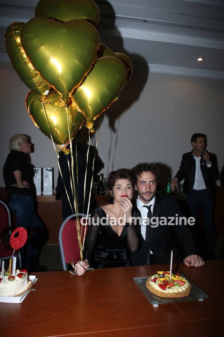Araceli González celebró sus 50 rodeada de amigos y a los arrumacos con Fabián Mazzei