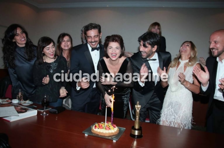 Araceli González celebró sus 50 rodeada de amigos y a los arrumacos con Fabián Mazzei