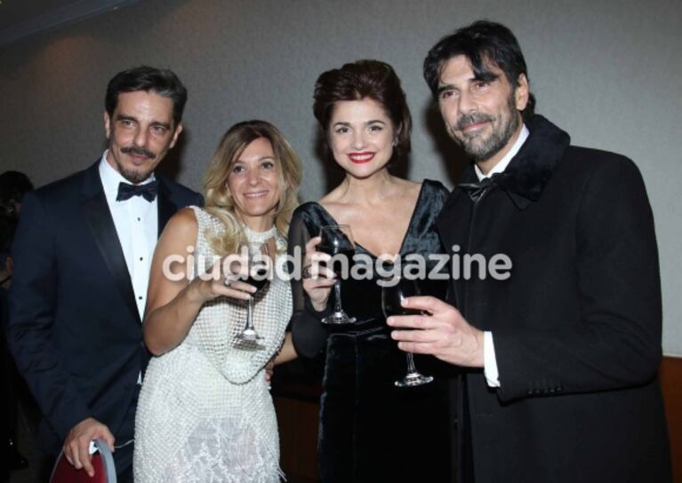 Araceli González celebró sus 50 rodeada de amigos y a los arrumacos con Fabián Mazzei
