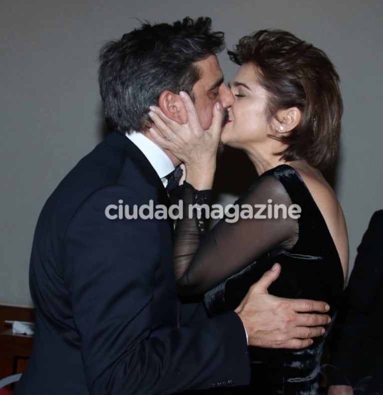 Araceli González celebró sus 50 rodeada de amigos y a los arrumacos con Fabián Mazzei