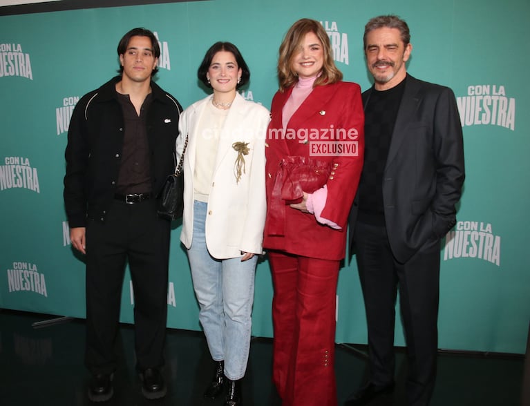 Araceli González, Fabián Mazzei, Flor Torrente y su novio en el estreno de Con la Nuestra (Foto: Movilpress).