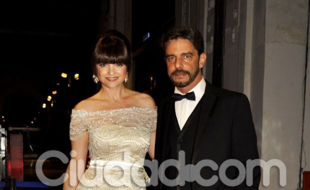 Araceli González, hermosa en un Fabián Zitta, fue con Fabián Mazzei (Foto: Jennifer Rubio). 