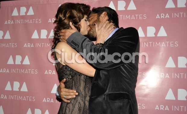Araceli González y Fabián Mazzei festejaron a puro beso (Foto: Jennifer Rubio). 