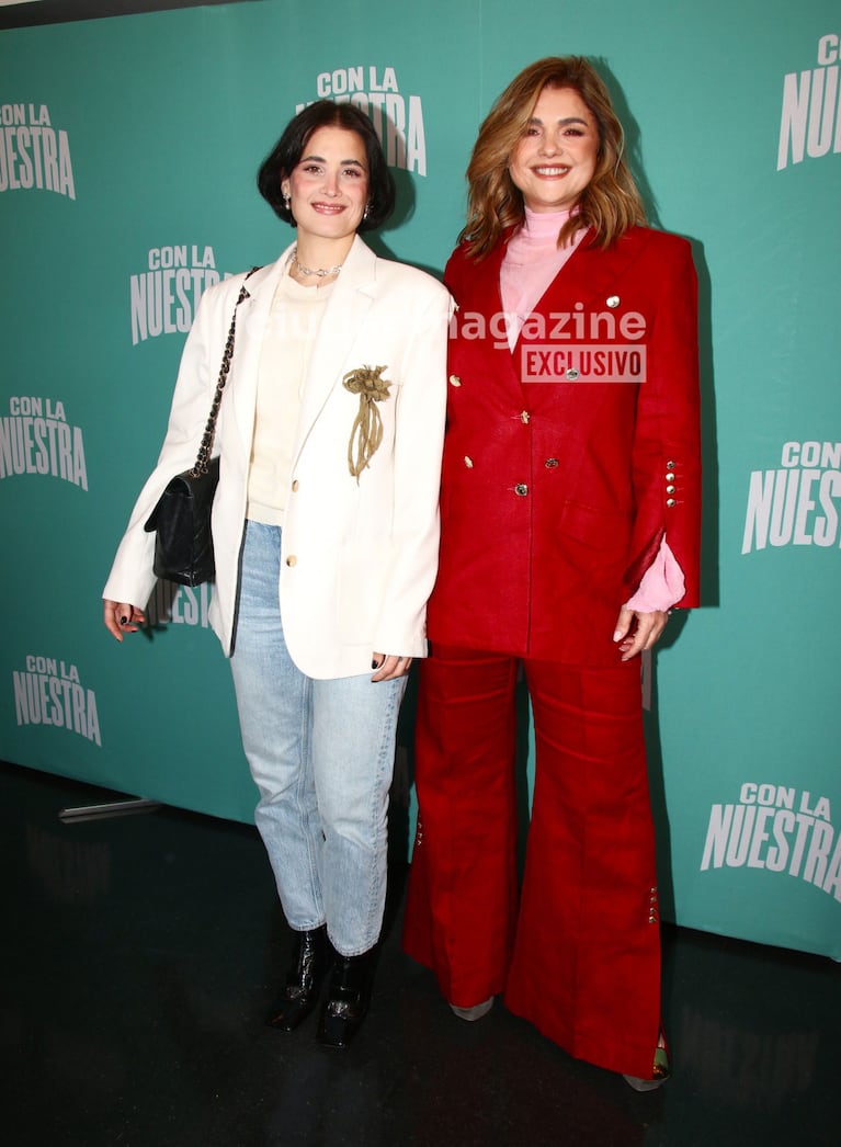 Araceli González y Flor Torrente en el estreno de Con la Nuestra (Foto: Movilpress).