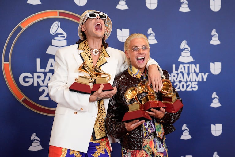 ARCHIVO - Ca7riel, izquierda, y Paco Amoroso posan en la sala de prensa con los premios al mejor video musical de formato largo y corto, mejor canción pop, mejor video musical alternativo y mejor canción alternativa durante los Latin Grammy 2025 el jueves 13 de noviembre de 2025 en el MGM Grand de Las Vegas. (Foto AP/John Locher, archivo)