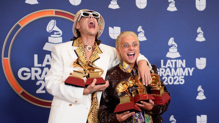 ARCHIVO - Ca7riel, izquierda, y Paco Amoroso posan en la sala de prensa con los premios al mejor video musical de formato largo y corto, mejor canción pop, mejor video musical alternativo y mejor canción alternativa durante los Latin Grammy 2025 el jueves 13 de noviembre de 2025 en el MGM Grand de Las Vegas. (Foto AP/John Locher, archivo)