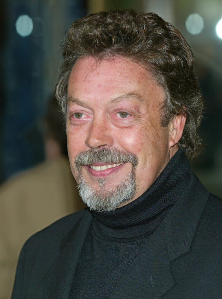 ARCHIVO - El actor Tim Curry llega a la gala de homenaje de la Film Society of Lincoln Center a la actriz Susan Sarandon, en Nueva York, el 5 de mayo de 2003. (Foto AP/Stuart Ramson, archivo)