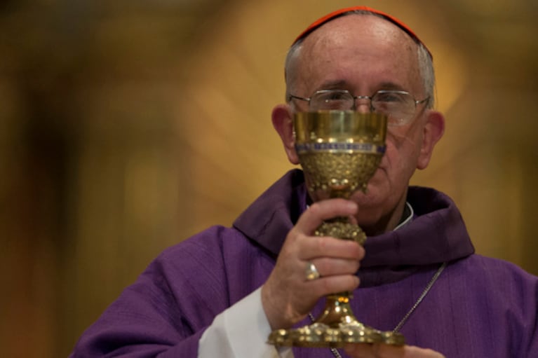 ARCHIVO - El arzobispo de Buenos Aires, cardenal Jorge Mario Bergoglio, dirige una misa en la Catedral Metropolitana de Buenos Aires, Argentina, el jueves 14 de febrero de 2013. (AP Foto/Natacha Pisarenko, Archivo)