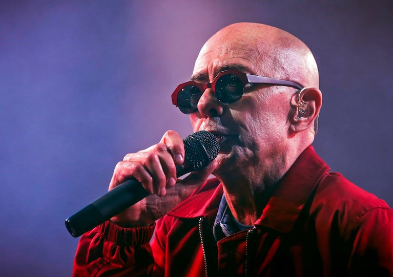 ARCHIVO - El cantante argentino Indio Solari actúa en Olavarría, Argentina, el 11 de marzo de 2017. (AP Foto/Hernan Leonardi, Archivo)