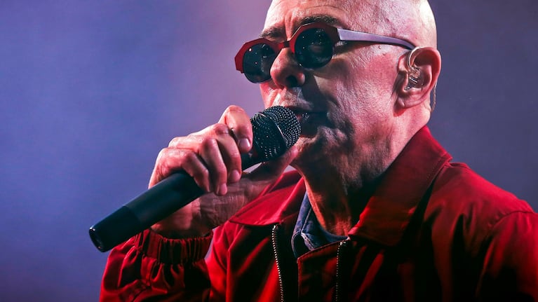 ARCHIVO - El cantante argentino Indio Solari actúa en Olavarría, Argentina, el 11 de marzo de 2017. (AP Foto/Hernan Leonardi, Archivo)