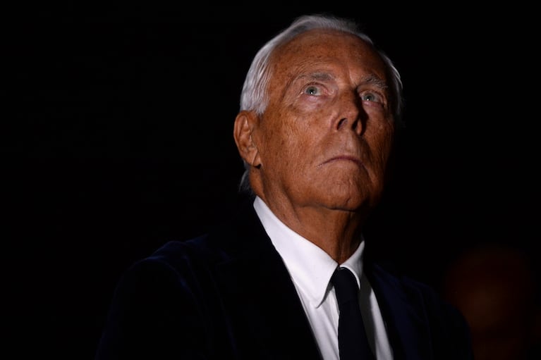 ARCHIVO - El diseñador italiano Giorgio Armani asiste a su desfile de Alta Costura Otoño Invierno 2016/17 en Moscú, Rusia, el 14 de abril de 2016. (Foto AP/ Pavel Bednyakov, File)