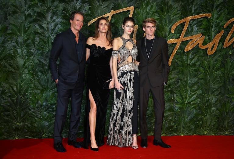 ARCHIVO - El empresario Rande Gerber y los modelos Cindy Crawford, Kaia Gerber y Presley Walker Gerber posan en el centro de Londres el lunes 10 de diciembre de 2018. (Foto Joel C Ryan/Invision/AP, archivo)